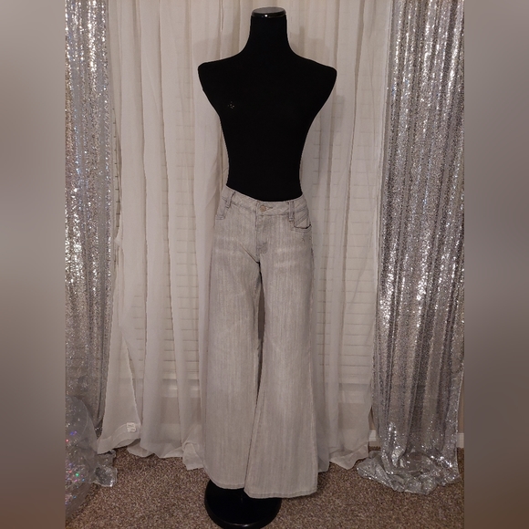 💥4 for $20: Light Gray Jeans - Picture 1 of 13